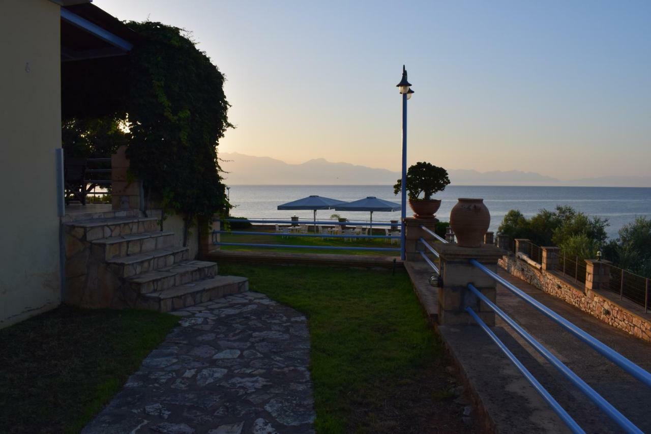 Alexandros Seaside Family Apartments & Villas - Paradise, 7' From Petalidi Kalamaki  Экстерьер фото