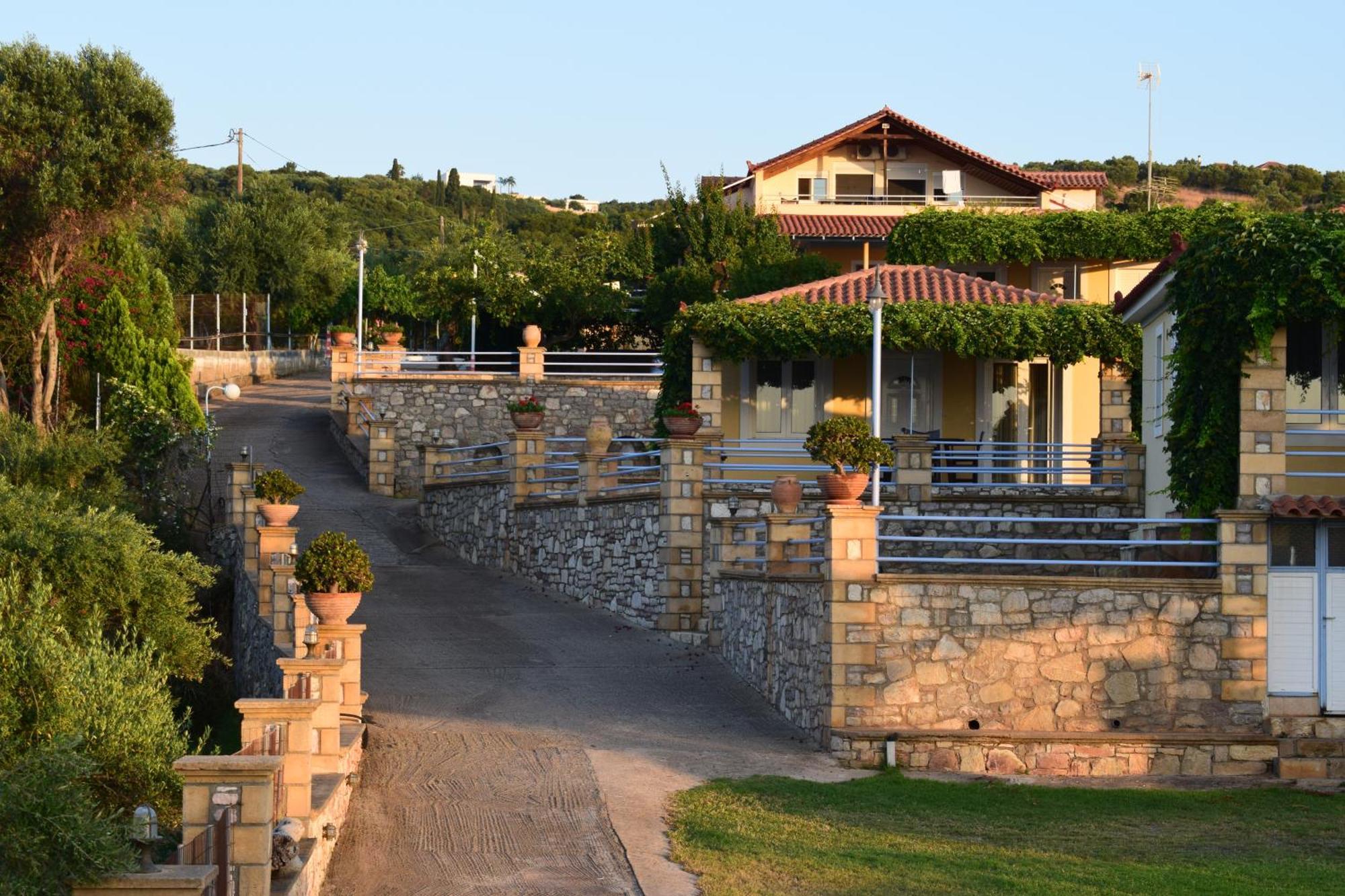 Alexandros Seaside Family Apartments & Villas - Paradise, 7' From Petalidi Kalamaki  Экстерьер фото